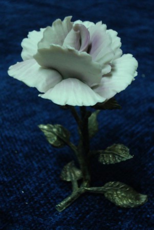 Flor com pé em metal. 